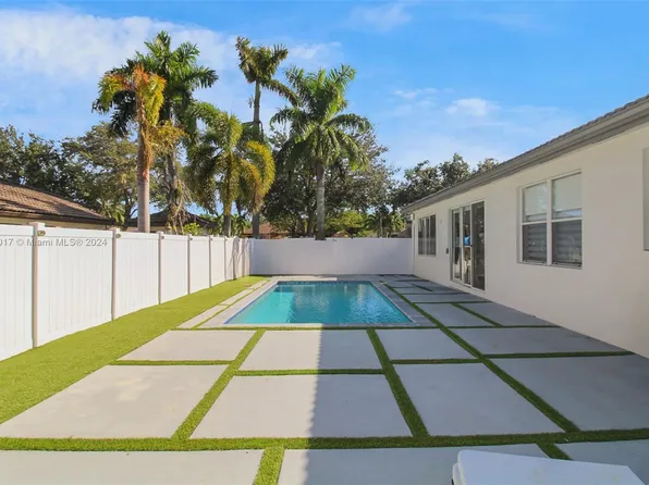 8727 NW 168th Ln, Miami Lakes, FL 33018