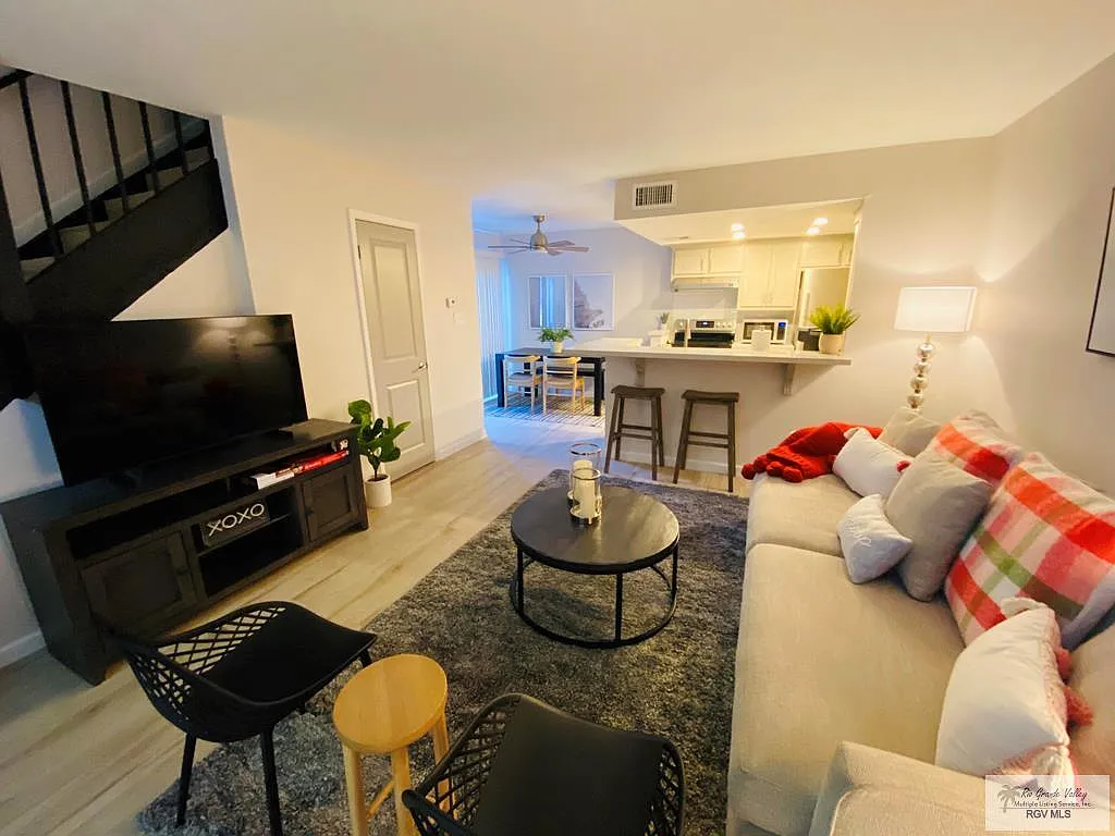 1 bed, 1.5 bath, 820 sqft, $2,000 — Photo 4