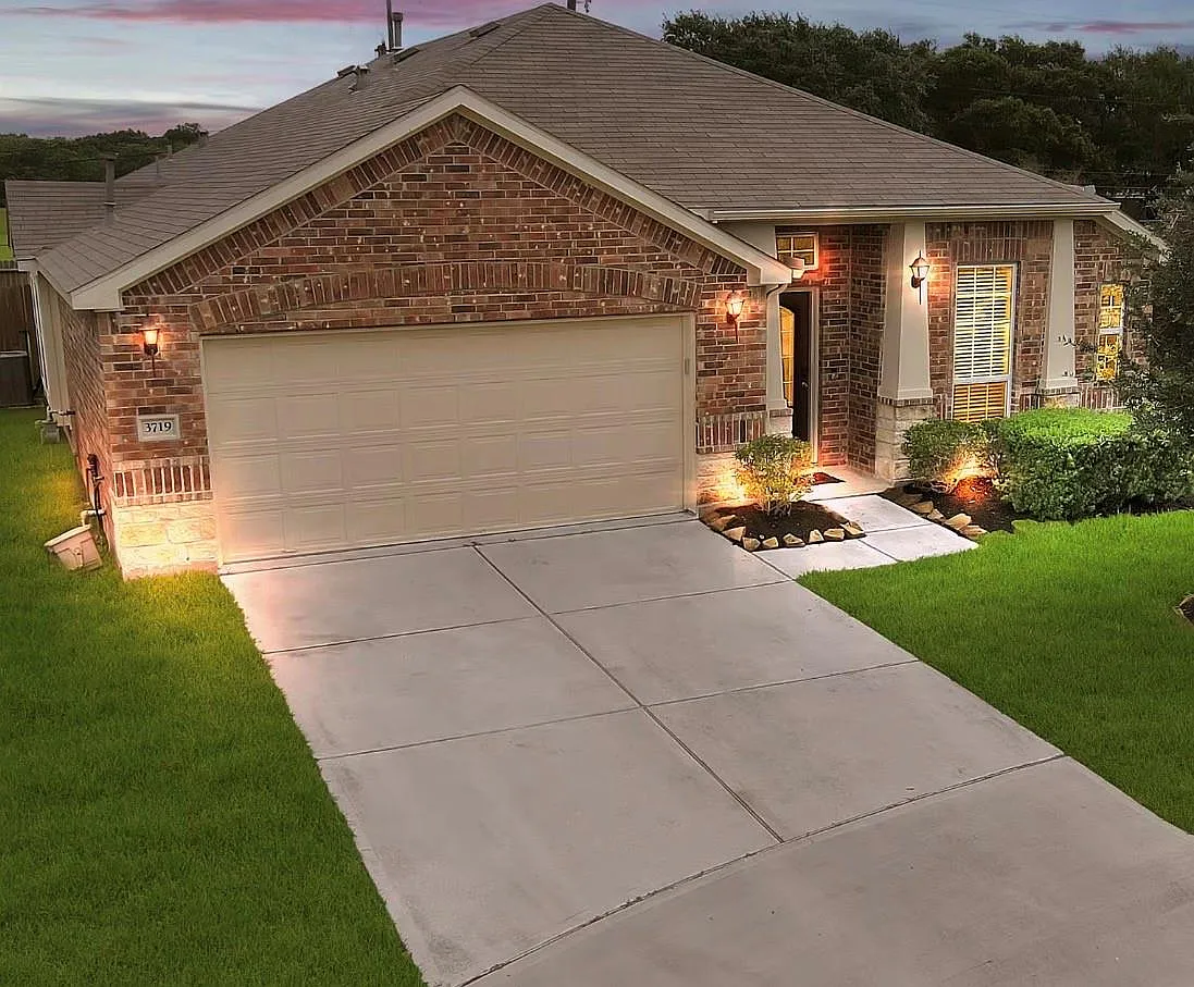 4 bed, 2.0 bath, 1884 sqft, $2,500 — Photo 1