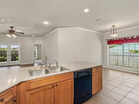 5th image of 1022 Country Club Cir