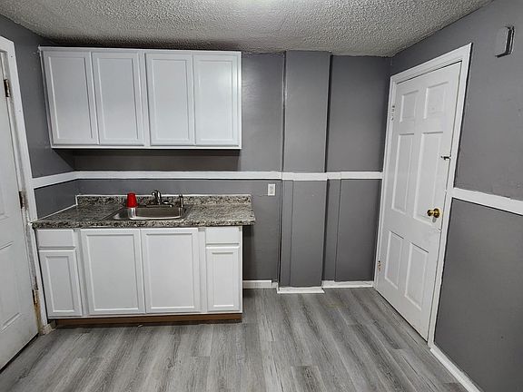 5th image of 271 Millicent Ave #1