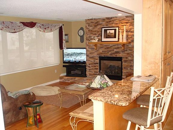 7 Rockbourne Ln Kitchen/Living Room