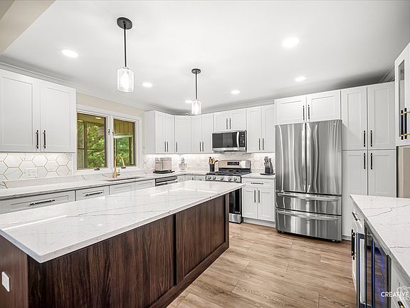4th image of 10033 W Hillshire Dr
