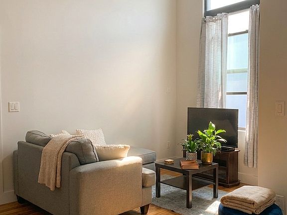 2nd image of 372 Kosciuszko St #313