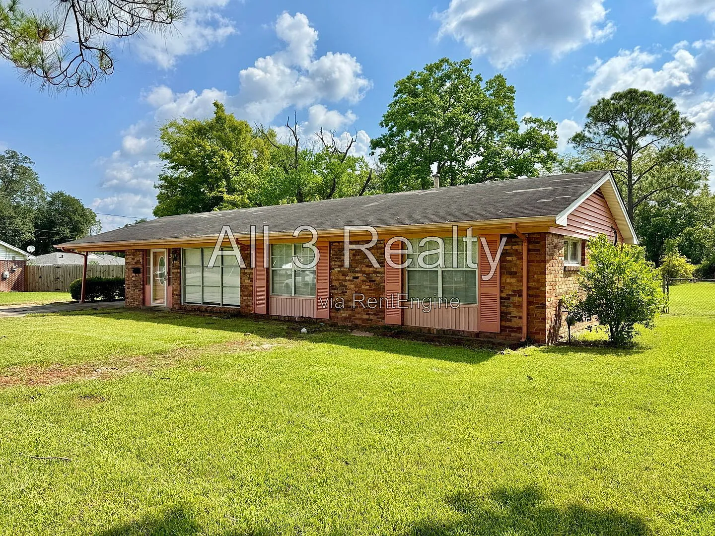 3 bed, 2.0 bath, 1400 sqft, $1,295 — Photo 2