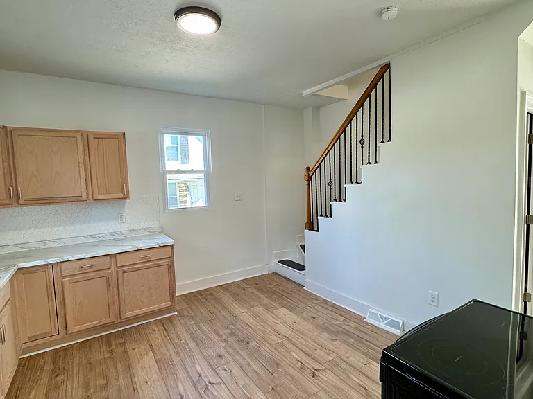 140 Grove Ave — Photo 9