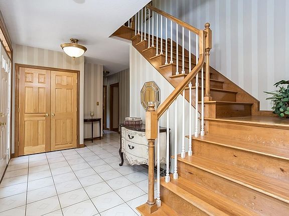 4th image of 9 Hillington Dr