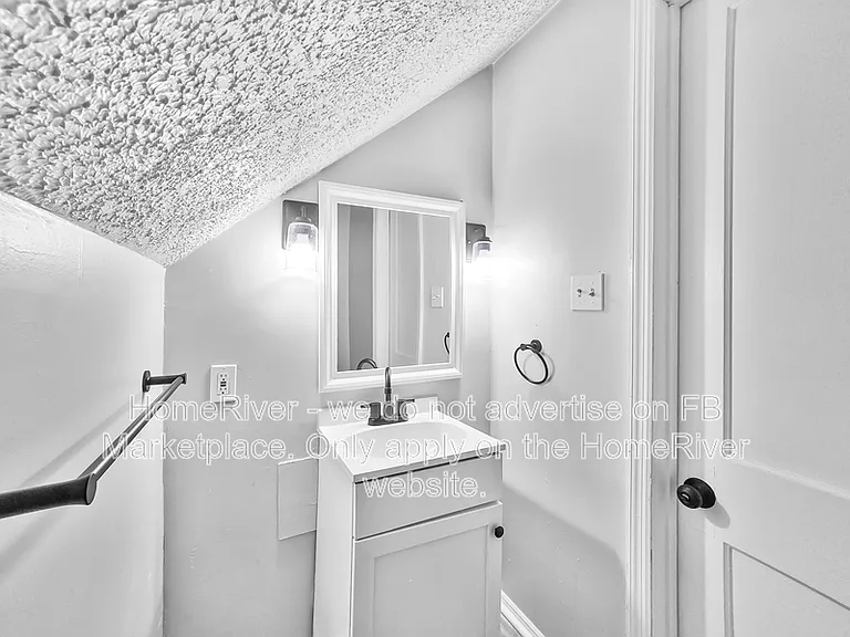 2304 Rockford Ln — Photo 9