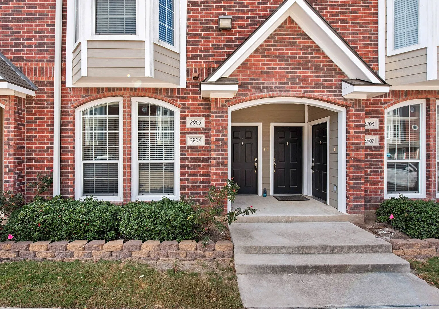 August 2027 Move in! Spacious 1 Bed/1Bath in Beautiful Lakeridge! — Photo 1