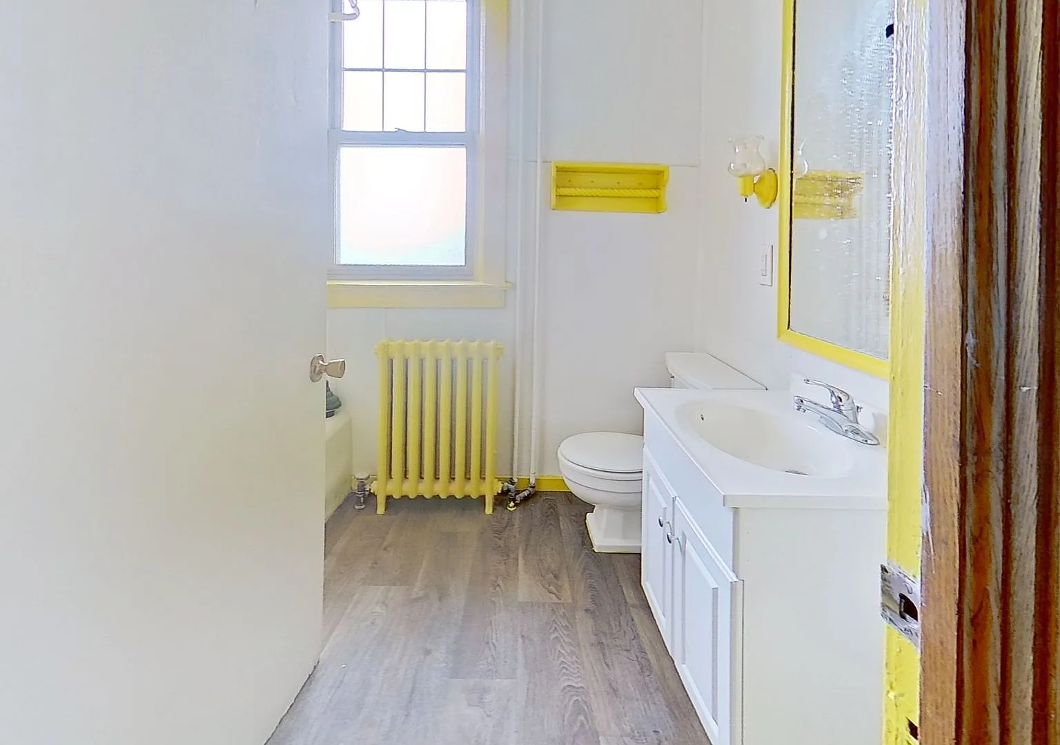 Comfortable 2-Bedroom Second-Floor Apartment — Photo 4