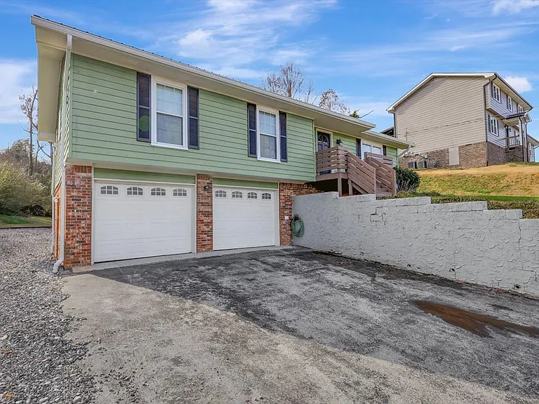 8102 Gladys Ln — Photo 3