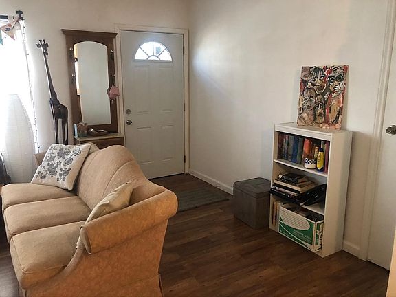 4th image of 2710 Queen St APT 1