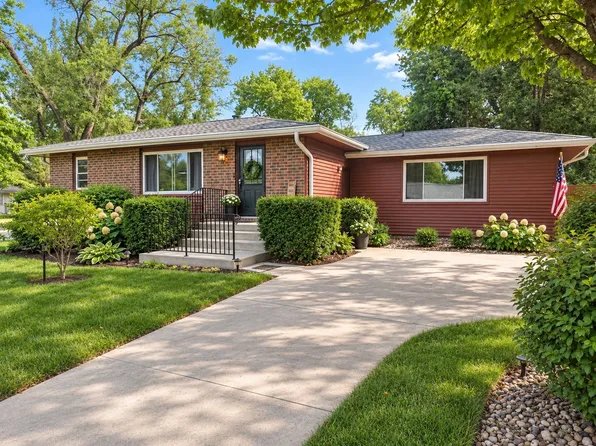 435 E Leach Ave, Des Moines, IA 50315