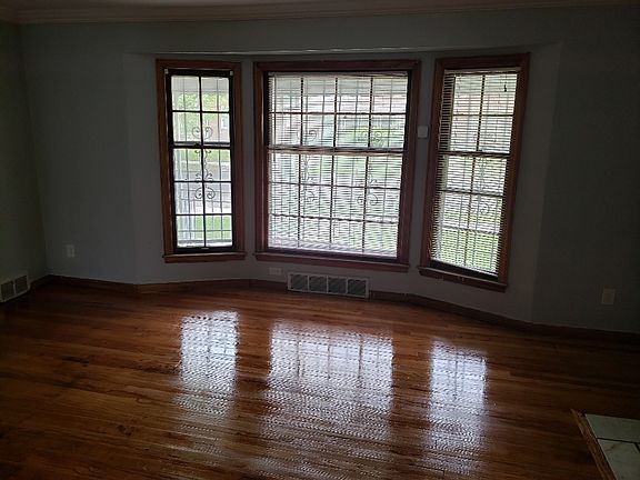 4th image of 16220 Greenlawn St