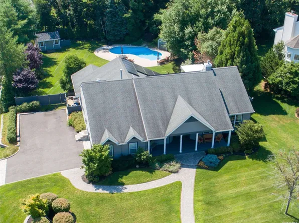 37 Varsity Blvd, East Setauket, NY 11733