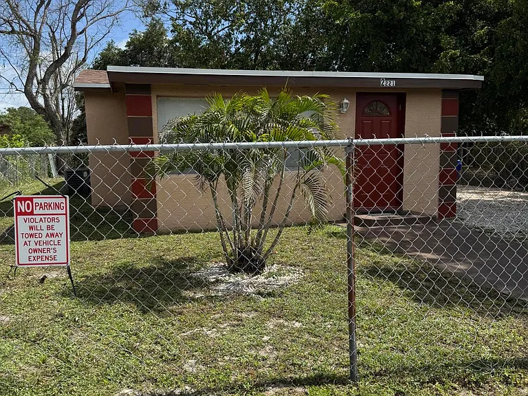 2221 NW 6th Ct — Photo 4
