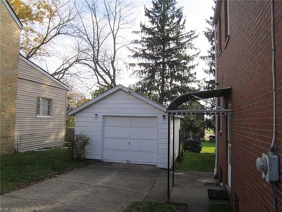 3rd image of 284 E Ford Ave