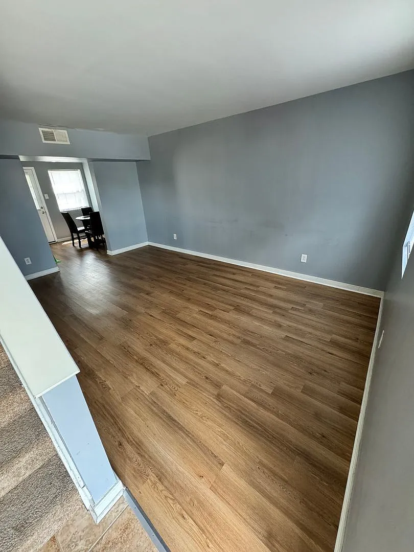 2 bed townhouse! Central Air, laundry. Great location. — Photo 2