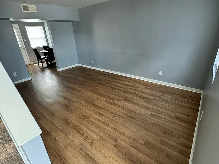 1009 W Graham Rd — Photo 2