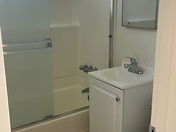 4th image of 4105 Ingraham St #4115