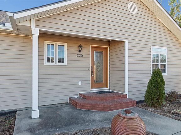 4th image of 220 Overlook Dr