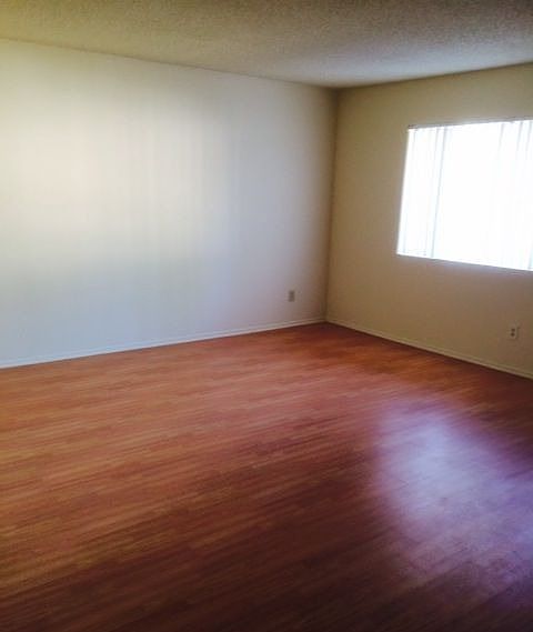 1st image of 1059 E Spazier Ave