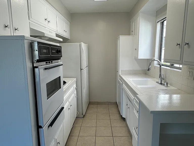 1023 N Laurel Ave — Photo 5