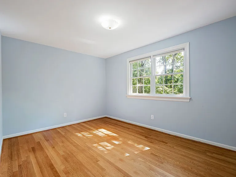 2401 Scarsborough Dr — Photo 32
