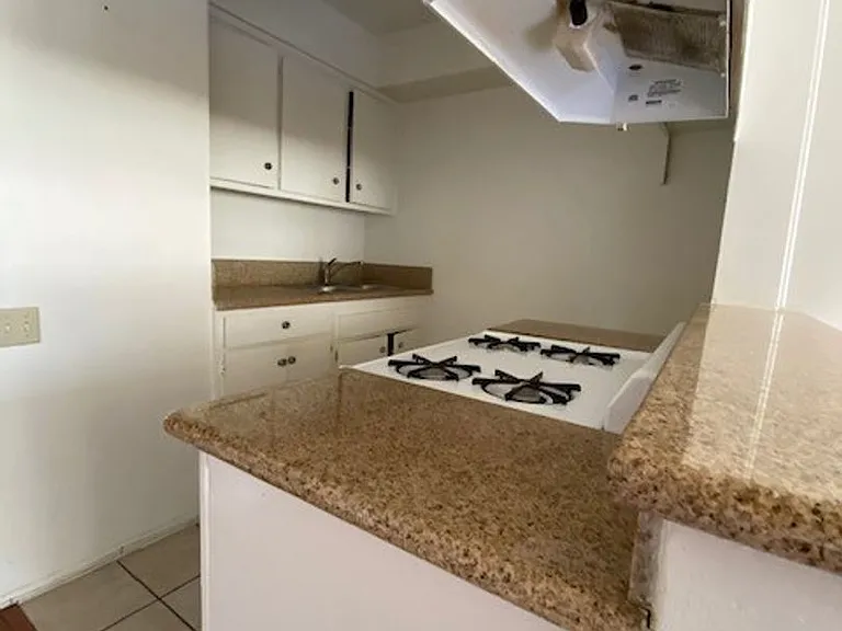 400 S Harvard Blvd — Photo 10