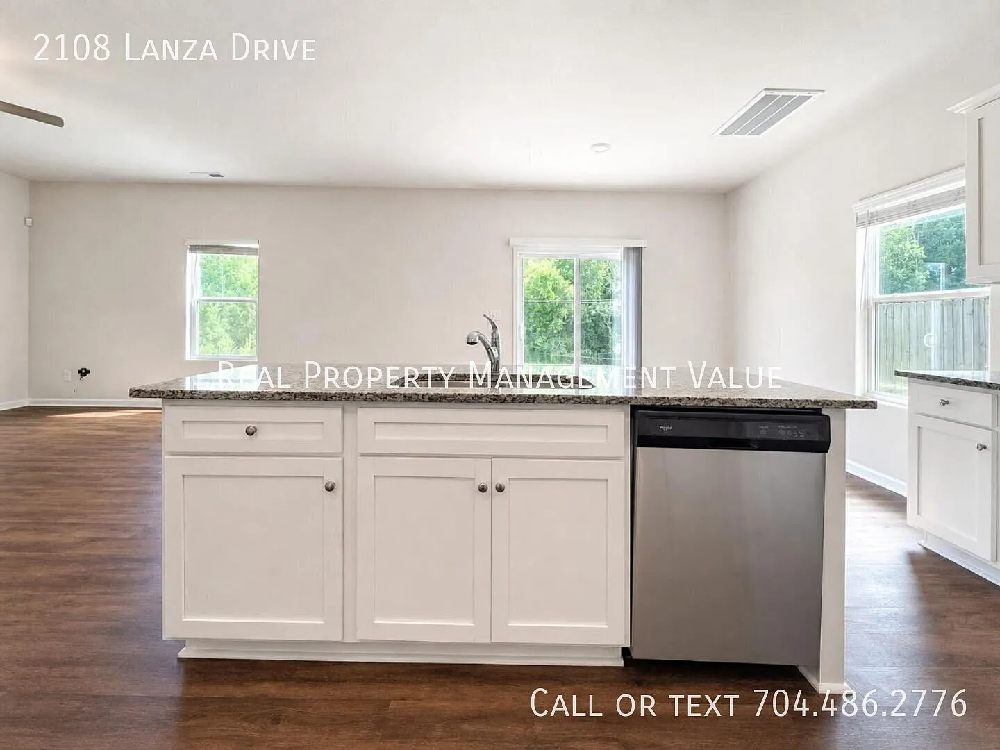 Spacious Pet-Friendly Home with Loft and Easy I-485 Access — Photo 2