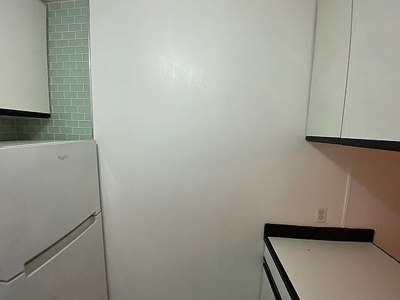 4th image of 69 Thompson St #2