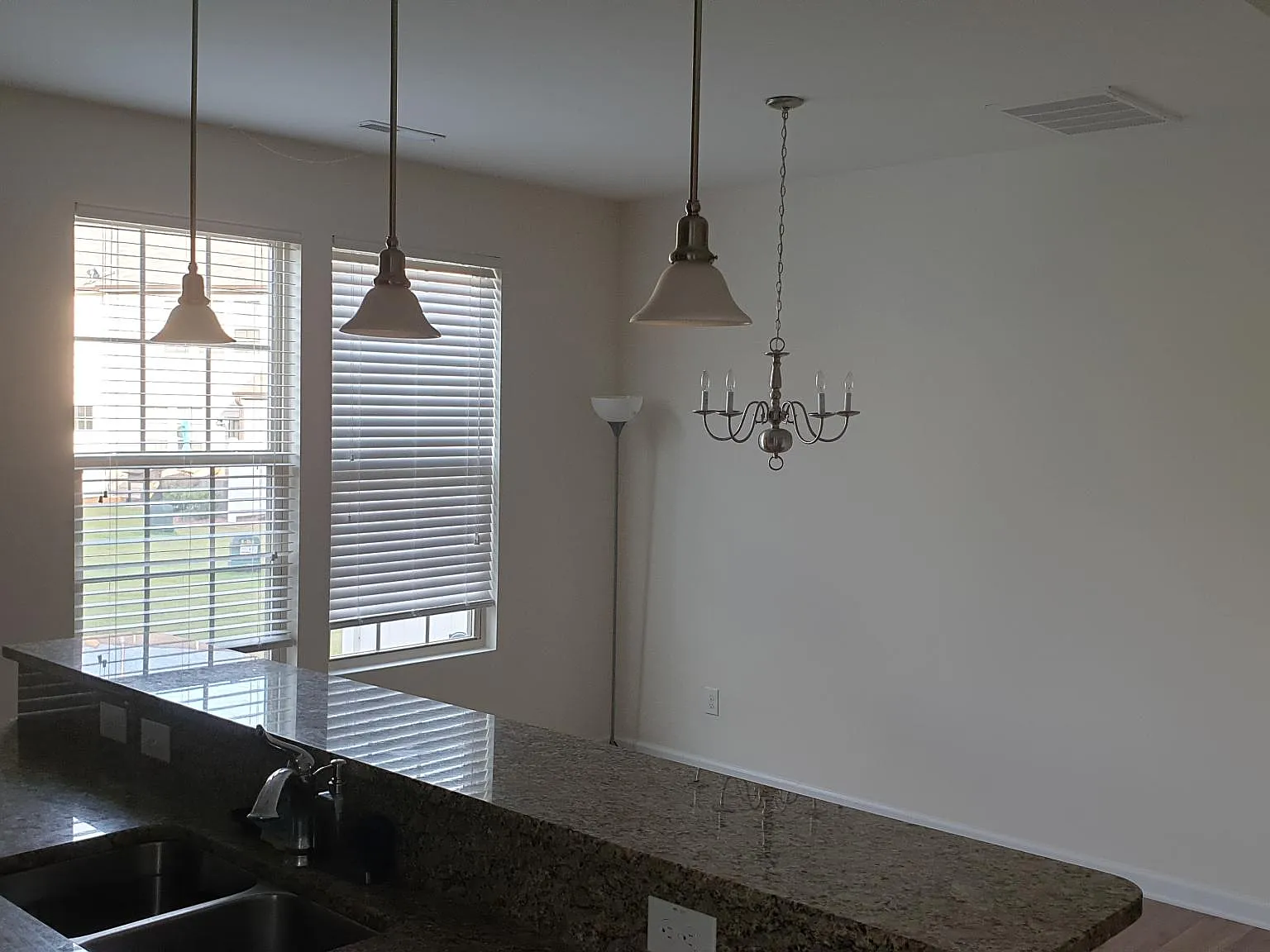3 bed, 2.5 bath, 1605 sqft, $2,100 — Photo 3