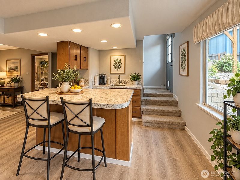 5th image of 808 E Oak Street