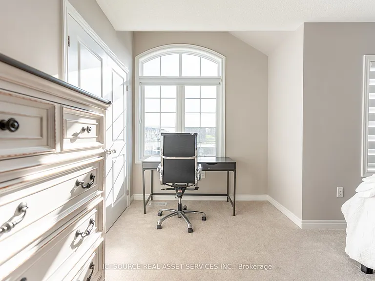 648 Lemay Grv — Photo 11