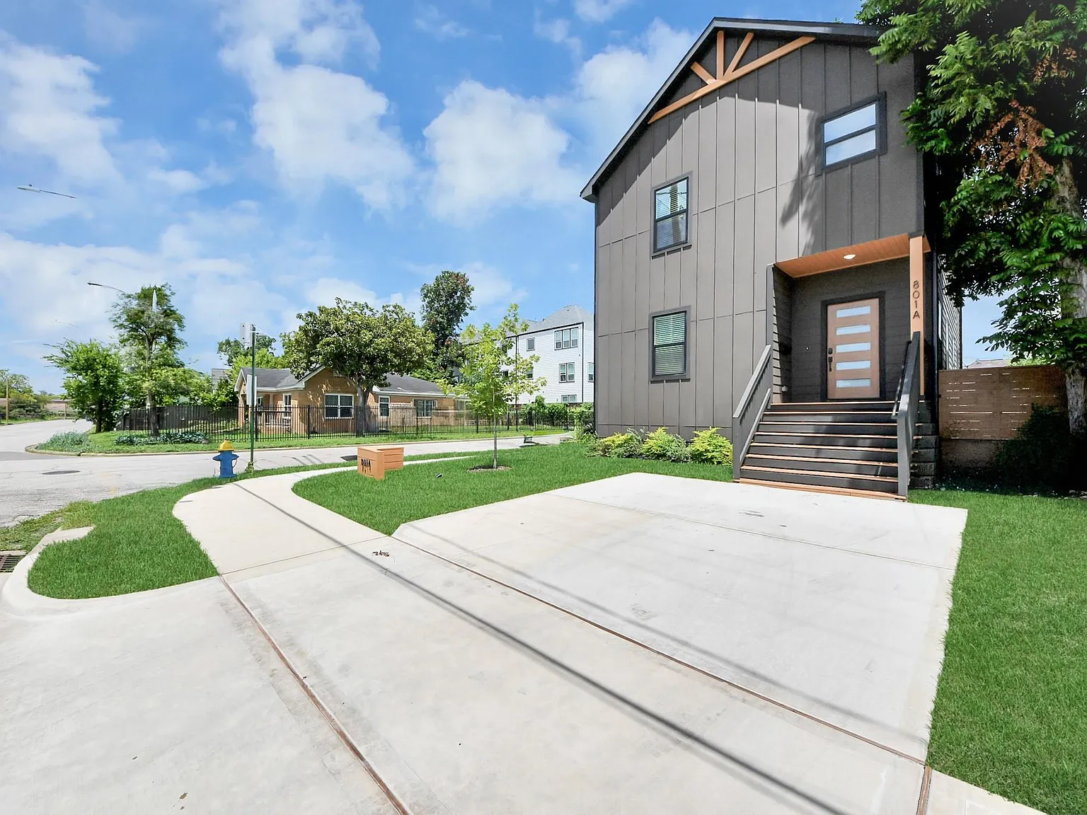 2 bed, 2.0 bath, 1164 sqft, $2,100 — Photo 2