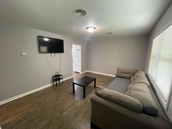 4th image of 1017 Duxberry Ave