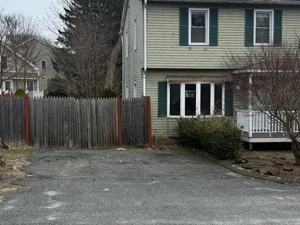 38 Goddard Memorial Dr, Worcester, MA 01603