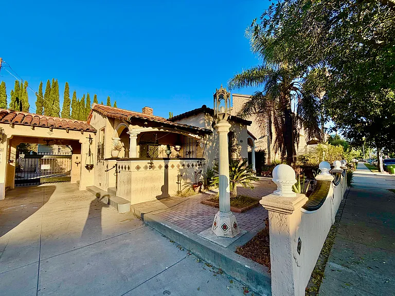 6132 Whitsett Ave — Photo 1
