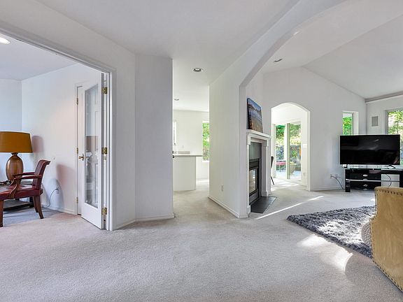4th image of 1018 Mountain Park Dr