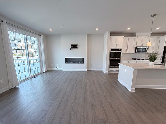 3rd image of 10825 Foxtrot Cir