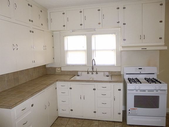 3rd image of 502 N Broadway St