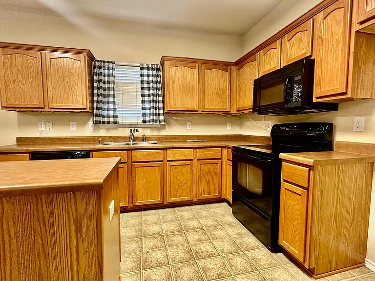 786 San Mateo — Photo 12
