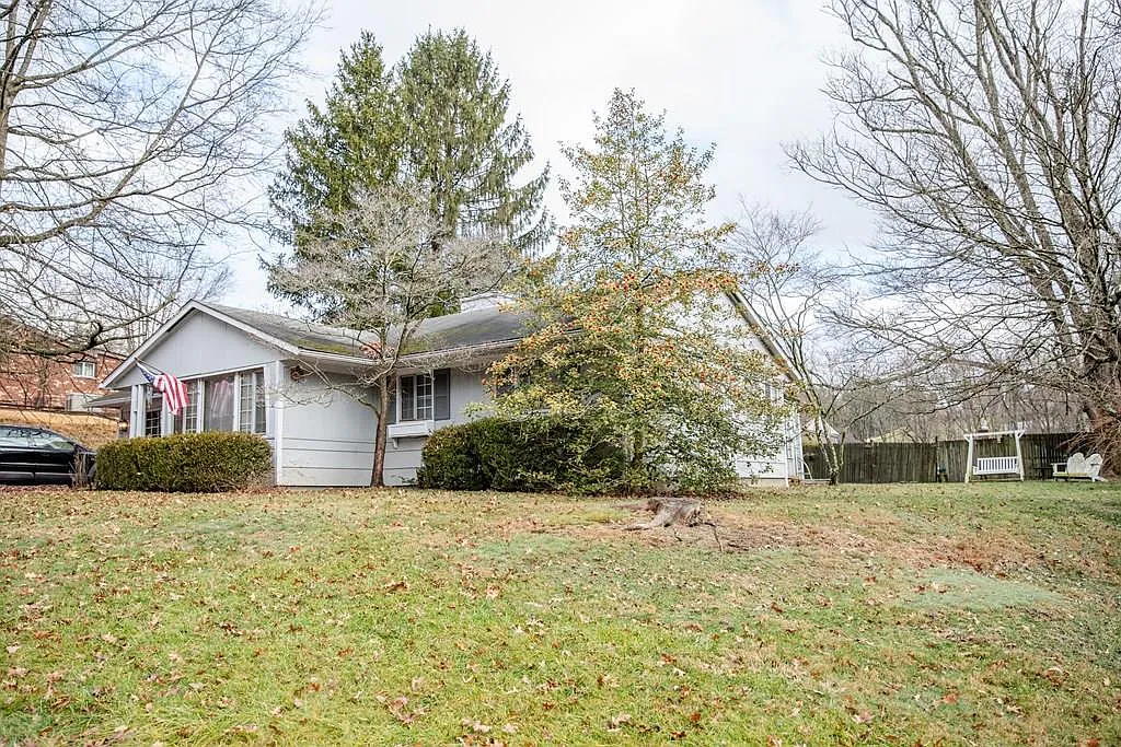 43 Lee Drive photo 1
