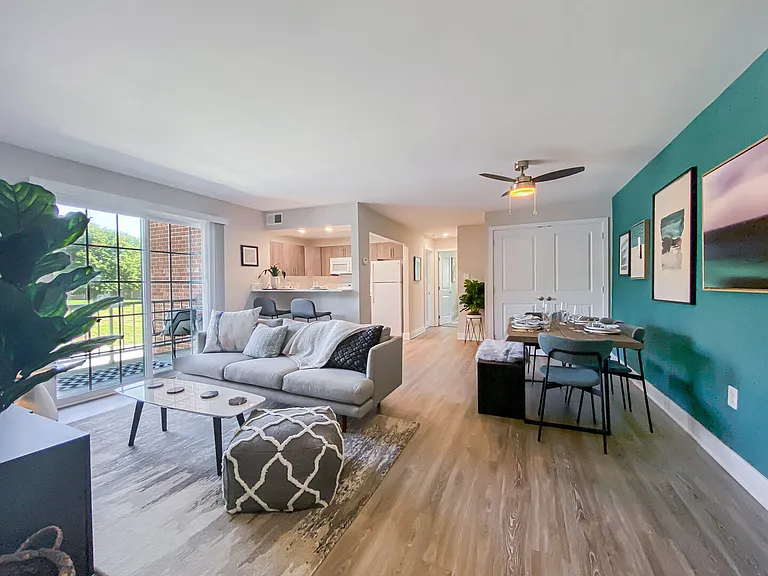 550 S Dupont Pkwy — Photo 17