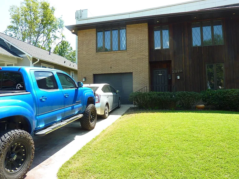 2212 W Clinch Ave — Photo 5