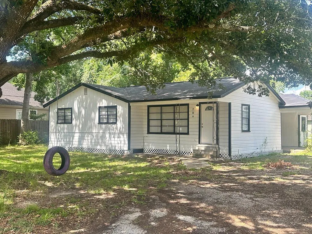 3 bed, 2.0 bath, 1190 sqft, $1,600 — Photo 2