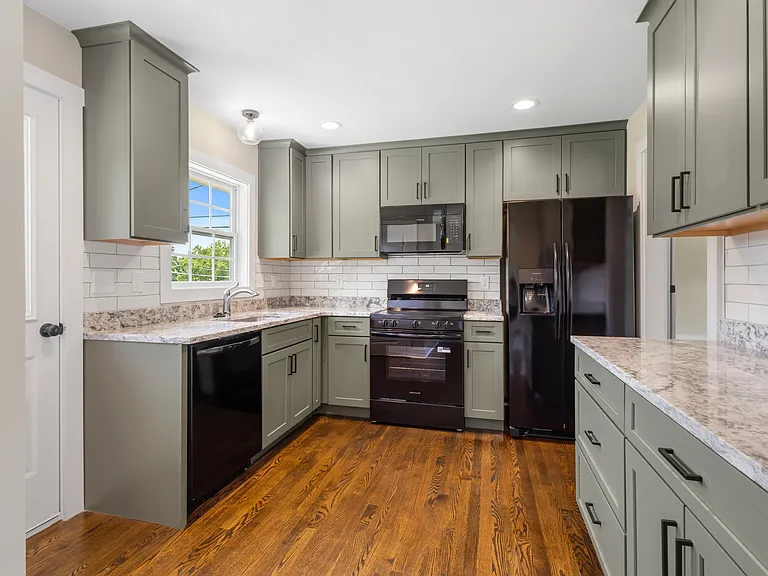 2628 Linden Pl — Photo 7