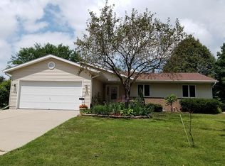 870 Oakwood Ln, Watertown, WI 53094