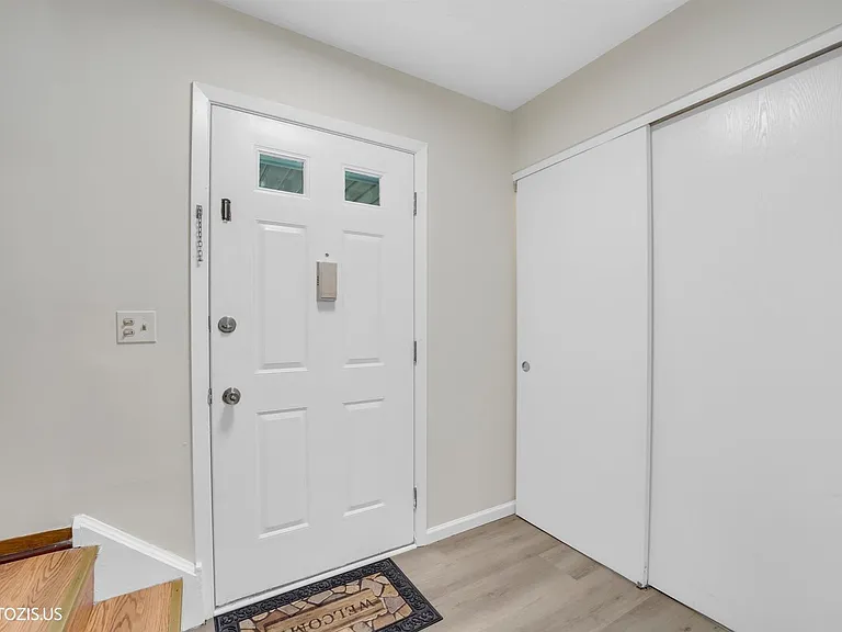 1405 Merrimac Ln N — Photo 22