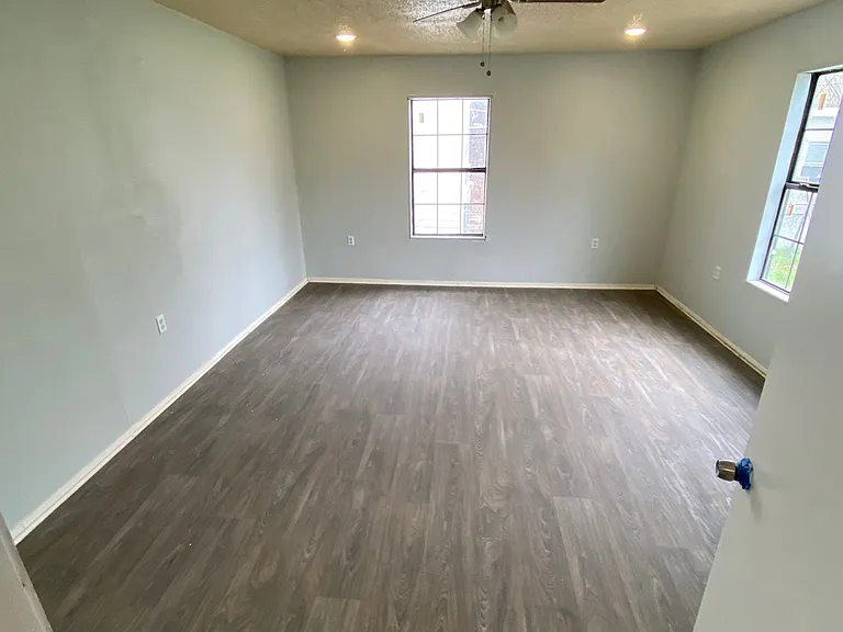 216 W Avenue C — Photo 13